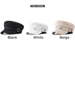 Détails des casquettes de marin en noir, blanc et beige avec des rivets en forme d'étoile