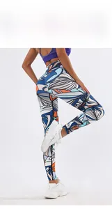 Vue détaillée du pantalon de yoga taille haute à imprimé 3D avec motifs bleus et orange