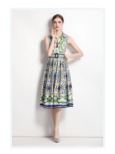 Détail de la robe mi-longue vintage sans manches à motifs floraux jaunes et bleus