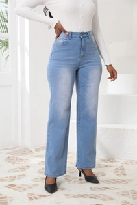 Vue complète d'un jean denim clair taille haute à jambes larges porté par un mannequin