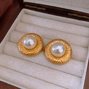 Vintage Goldene strukturierte Knopfohrringe mit Perlen in einer hölzernen Schmuckschatulle