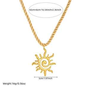 Collier pendentif soleil doré avec chaîne torsadée incluant les dimensions et le poids