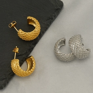 Minimalistische C-förmige Edelstahl-Ohrringe mit strukturierter Diamant-Gitter-Muster