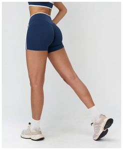 Détail du short de yoga bleu marine à taille haute avec rayures et coupe galbante