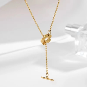 Detail der goldenen Blumenkette aus Titanstahl mit Perlenkette und elegantem Knebelverschluss