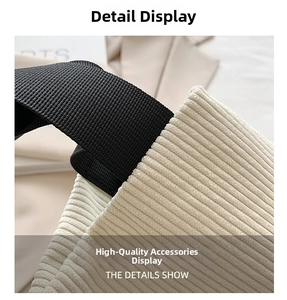 Gros plan de la texture du velours côtelé beige et des coutures de la sangle en nylon noir