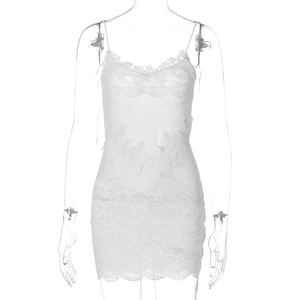 Détail de la robe en maille blanche transparente avec dentelle florale complexe