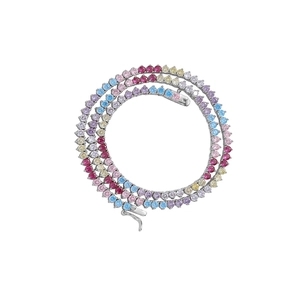 3mm bunte Tennis-Halskette mit bunten Edelsteinen und Silberkette auf weißem Hintergrund