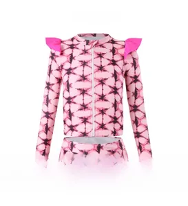 Détail de maillot de bain fille à manches longues, motif tie-dye et volants roses