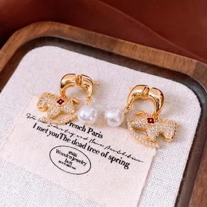 Boucles d'oreilles cheval à bascule plaquées or 18 carats avec perles et zircons