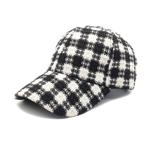 Dettaglio della trama in tweed scozzese bianco e nero su un berretto vintage