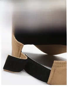 Gros plan sur la fermeture velcro ajustable d'une visière en toile kaki haute qualité