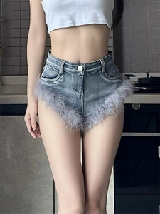 Detail von sexy High-Waist-Denim-Shorts mit grauem Kunstfederbesatz an den Beinkanten