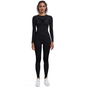 Détails de l'ensemble de yoga noir sans couture avec des textures techniques extensibles