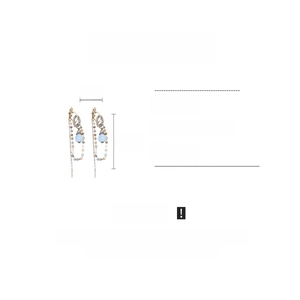 Détail des boucles d'oreilles pendantes de 8,5cm avec aiguille argent et cristal