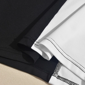 Gros plan du tricot contrasté et de la double surpiqûre sur l'ourlet de robe