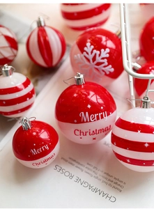 Gros plan de boules de Noël rouges et blanches avec flocons de neige et lettrage festif