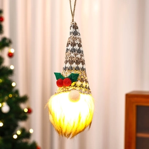 Nahaufnahme eines leuchtenden Weihnachtswichtels mit Strickmütze und festlichem LED-Licht