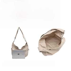 Détail de la capacité intérieure du sac en toile comparée à la taille d'un iPad
