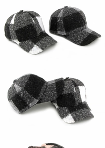 Detailopname van de winterpet met ruitpatroon van dikke bouclé stof in zwart en wit