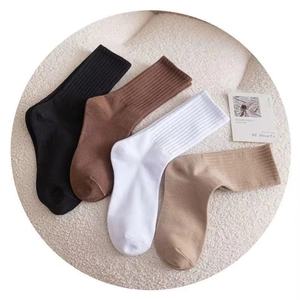 Vue détaillée de quatre paires de chaussettes en maille côtelée noire, marron et beige
