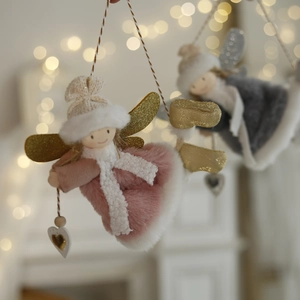Décorations d'anges de Noël rose et gris avec chapeaux tricotés et ailes à paillettes
