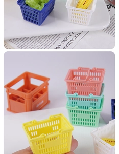 Dettaglio di colorati cestini da supermercato in miniatura e cassette per casa delle bambole