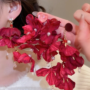 Detailansicht der roten Blumen-Ohrringe mit Stoffblüten und Perlenanhängern