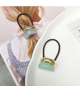 Detail of high-elasticity hair ties with gold-toned metal and marble resin accents