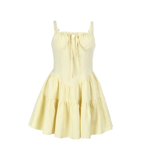 Mini-robe à bretelles jaune pâle avec cordon de serrage et ourlet à volants étagés