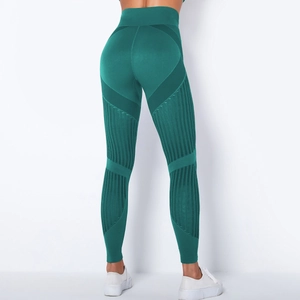 Detailansicht der nahtlosen dunkelgrünen Yogahose mit hoher Taille und Kompressionsgewebe