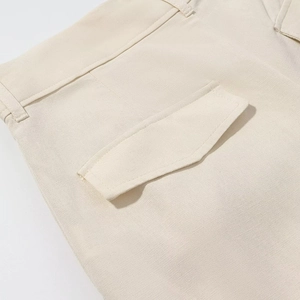 Dettaglio macro di pantaloni a pieghe beige con tessuto twill e cuciture delle tasche
