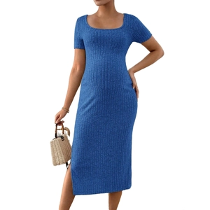 Détail de la texture en maille côtelée et fente latérale de cette robe de maternité bleue