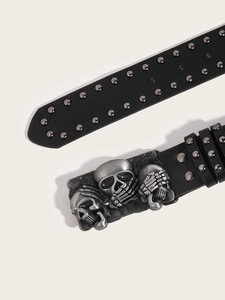 Détail de la boucle de ceinture trois crânes punk avec rivets sur cuir noir résistant