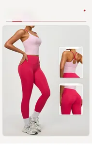 Detailansicht des rosa Yoga-Oberteils mit überkreuztem Rücken und magentafarbener Leggings