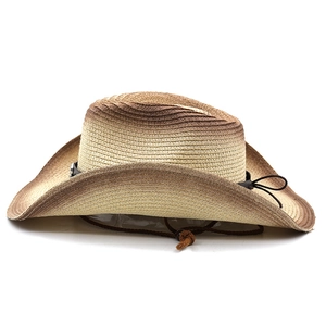 Détail d'un chapeau de cowboy en paille avec dégradé brun et mentonnière réglable