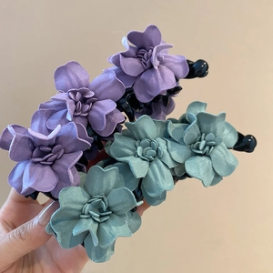 Détails des pinces à cheveux fleurs en acrylique violet et bleu avec texture mate