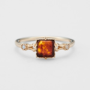 Detaillierte Makroansicht des Vintage Goldrings mit quadratischem Bernstein und weißen Steinen