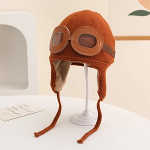 Detail der warmen Strick-Fliegermütze für Kinder mit Brille und Plüschfutter