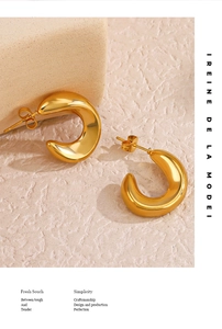 Vue détaillée des boucles d'oreilles en forme de C dorées 18K avec finition miroir