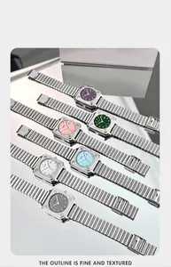 Dettaglio degli orologi quadrati GEDI da donna con quadranti colorati e cinturino argento