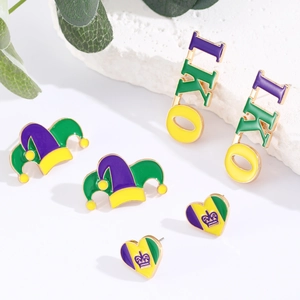 Detalle de pendientes acrílicos de Mardi Gras con sombrero de bufón y corazón de corona IKO