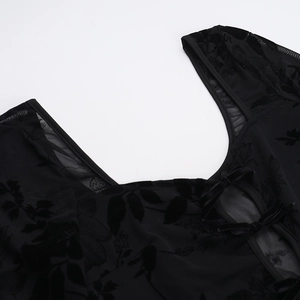 Détail de la robe mini en tulle noir avec motif floral floqué et nœud frontal
