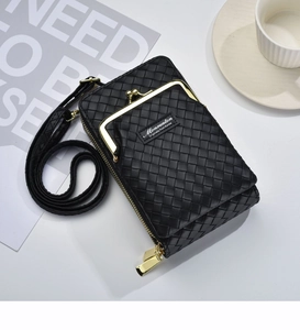 Détail du sac de téléphone noir à texture tressée avec finitions métalliques dorées
