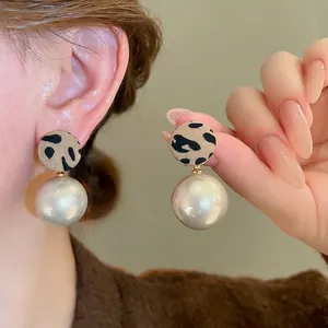 Boucles D'Oreilles Vintage Rondes En Tissu Imprimé Léopard Et Faux Künstliche Perles Avec Tige En Argent Sterling 925 Pour Femmes