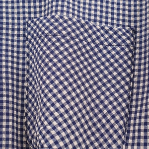 Détail du tissu seersucker à carreaux bleus et blancs montrant la poche et la texture