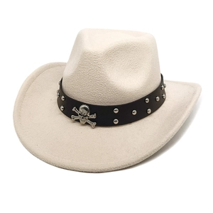 Détail macro du chapeau de cowboy en feutre beige avec rivets et crâne métallique