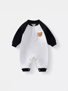 Baby Strampler im Baseball-Stil mit Kontrastärmeln und niedlichem Bären-Aufnäher