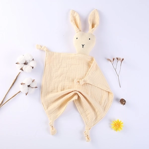 Détail du doudou lapin en mousseline de coton jaune pour l'apaisement de bébé