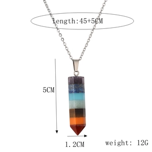 Détail du pendentif en cristal hexagonal à sept couches colorées avec une chaîne argentée
